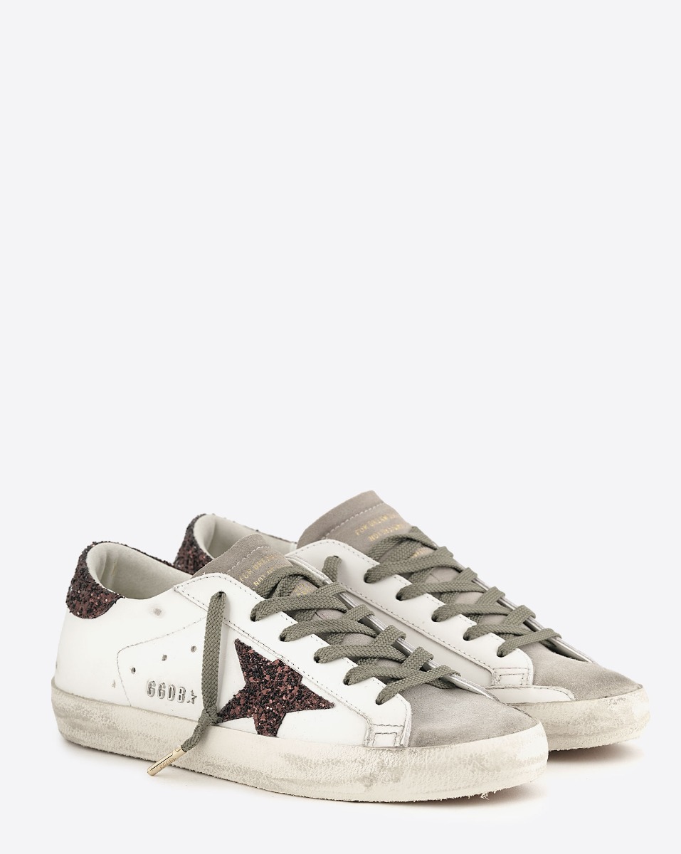 Sneakers Superstar Golden Goose femme en cuir blanc avec &eacute;toile et talon arri&egrave;re &agrave; paillettes marron. Vue de face.