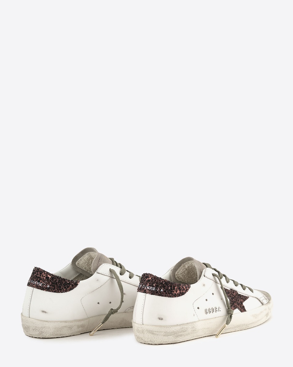Sneakers Superstar Golden Goose femme en cuir blanc avec &eacute;toile et talon arri&egrave;re &agrave; paillettes marron. Vue de dos.