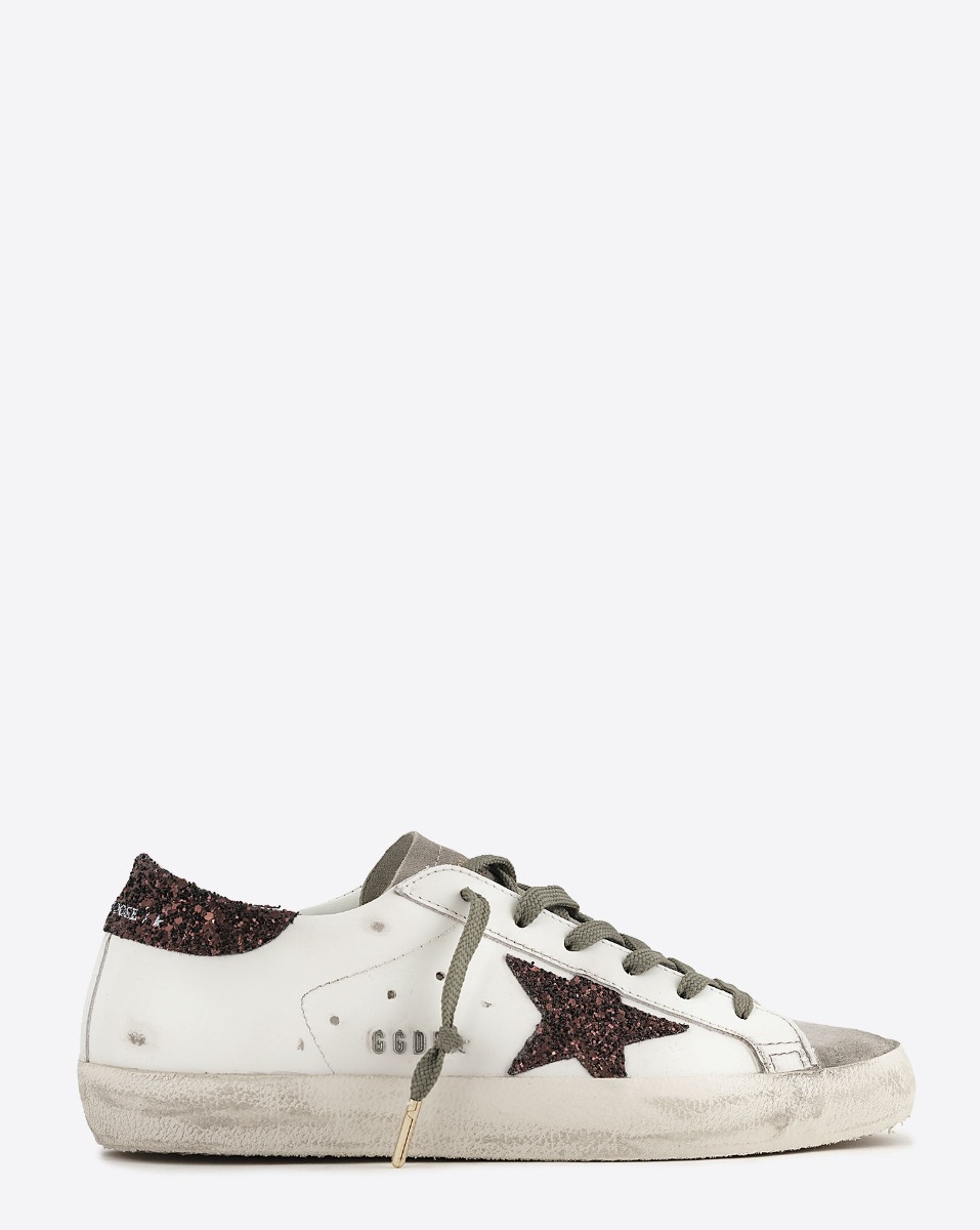 Sneakers Superstar Golden Goose femme en cuir blanc avec &eacute;toile et talon arri&egrave;re &agrave; paillettes marron. Vue de profil.