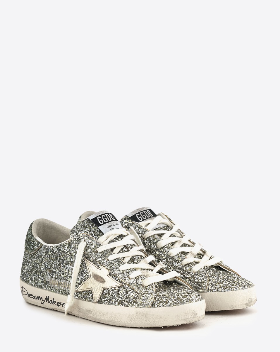 Sneakers Superstar Golden Goose femme &agrave; paillettes argent&eacute;es avec des reflets verts, &eacute;toile en cuir lisse dor&eacute;. Vue de face.