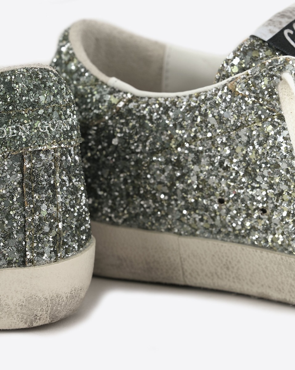 Sneakers Superstar Golden Goose femme &agrave; paillettes argent&eacute;es avec des reflets verts, &eacute;toile en cuir lisse dor&eacute;. D&eacute;tail du renfort &agrave; paillettes.