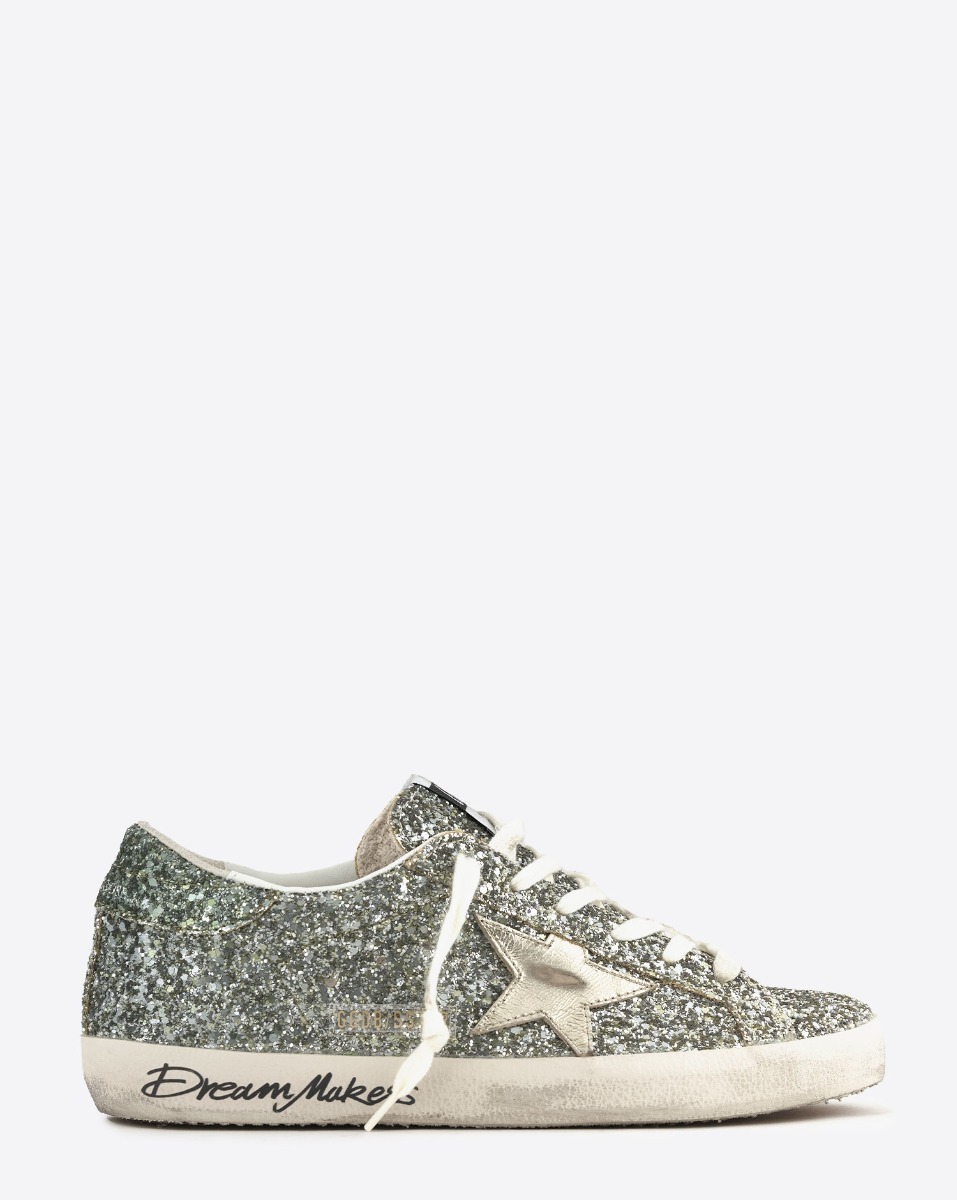 Sneakers Superstar Golden Goose femme &agrave; paillettes argent&eacute;es avec des reflets verts, &eacute;toile en cuir lisse dor&eacute;. Vue de profil.