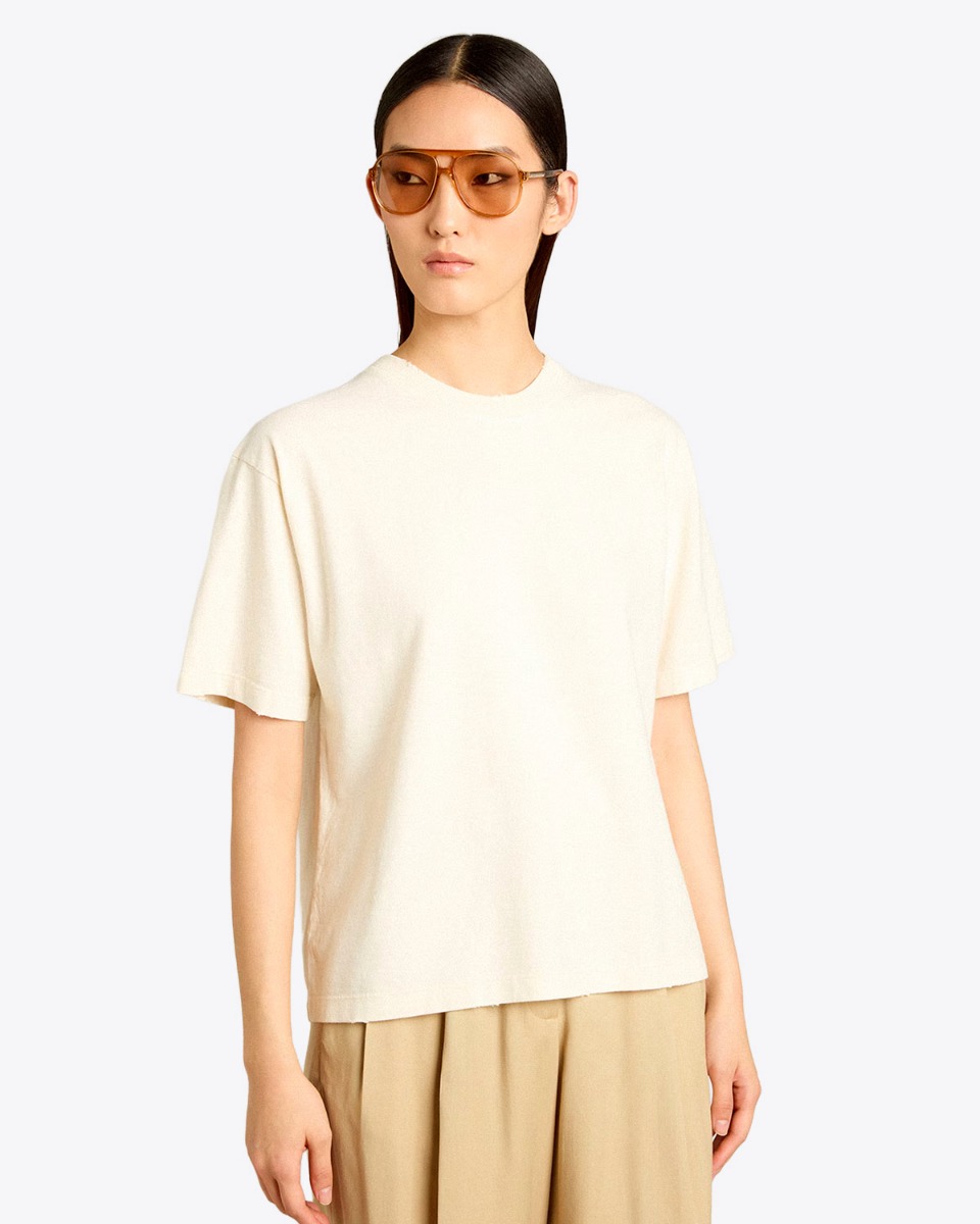 Tee-shirt manches courte Relaxed Fit Golden Goose en coton &eacute;cru logo invers&eacute; &laquo; GOLDEN &raquo; dans le dos, port&eacute; de face.