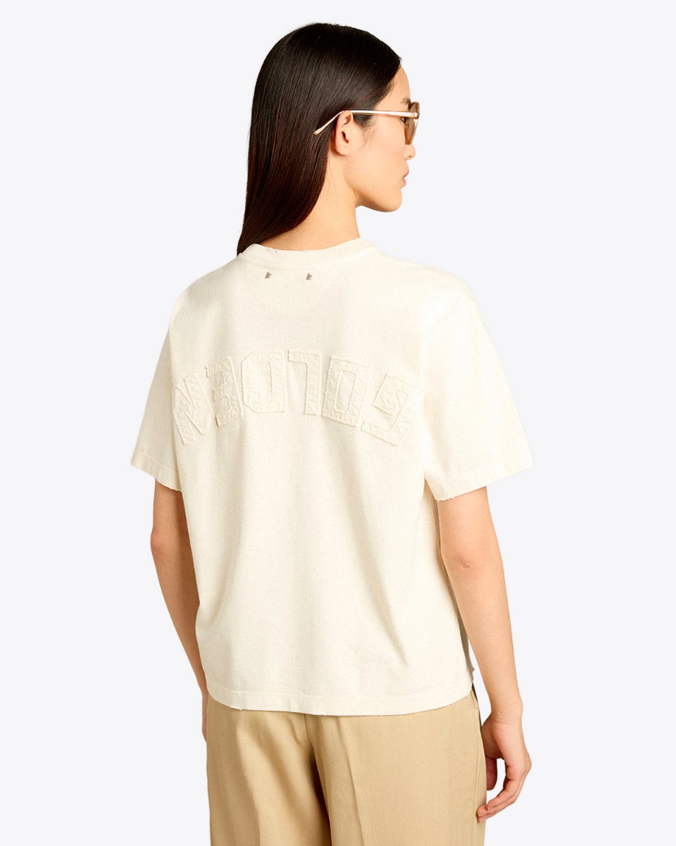 Tee-shirt manches courte Relaxed Fit Golden Goose en coton &eacute;cru logo invers&eacute; &laquo; GOLDEN &raquo; dans le dos, port&eacute; de dos.
