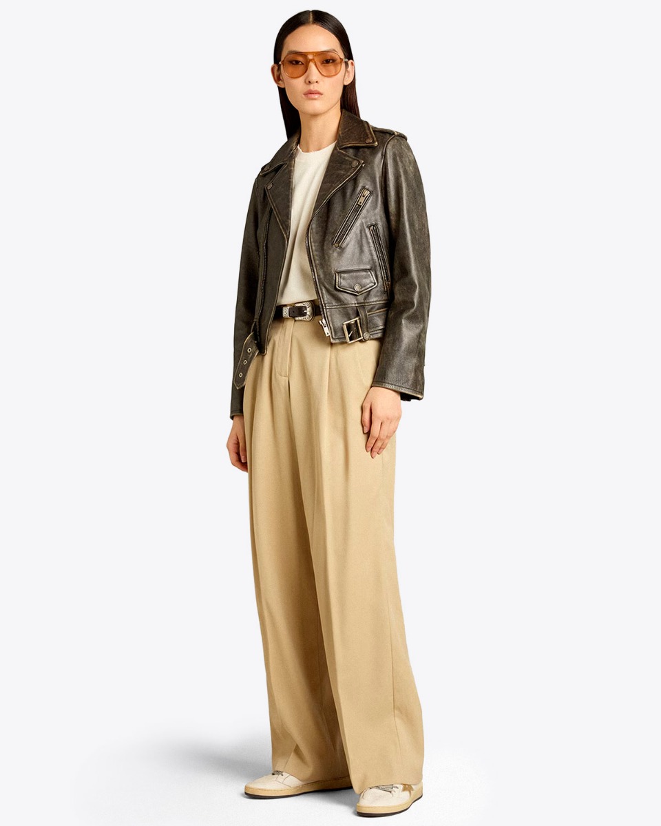 Tee-shirt manches courte Relaxed Fit Golden Goose en coton &eacute;cru logo invers&eacute; &laquo; GOLDEN &raquo; dans le dos, port&eacute; sous un perfecto.