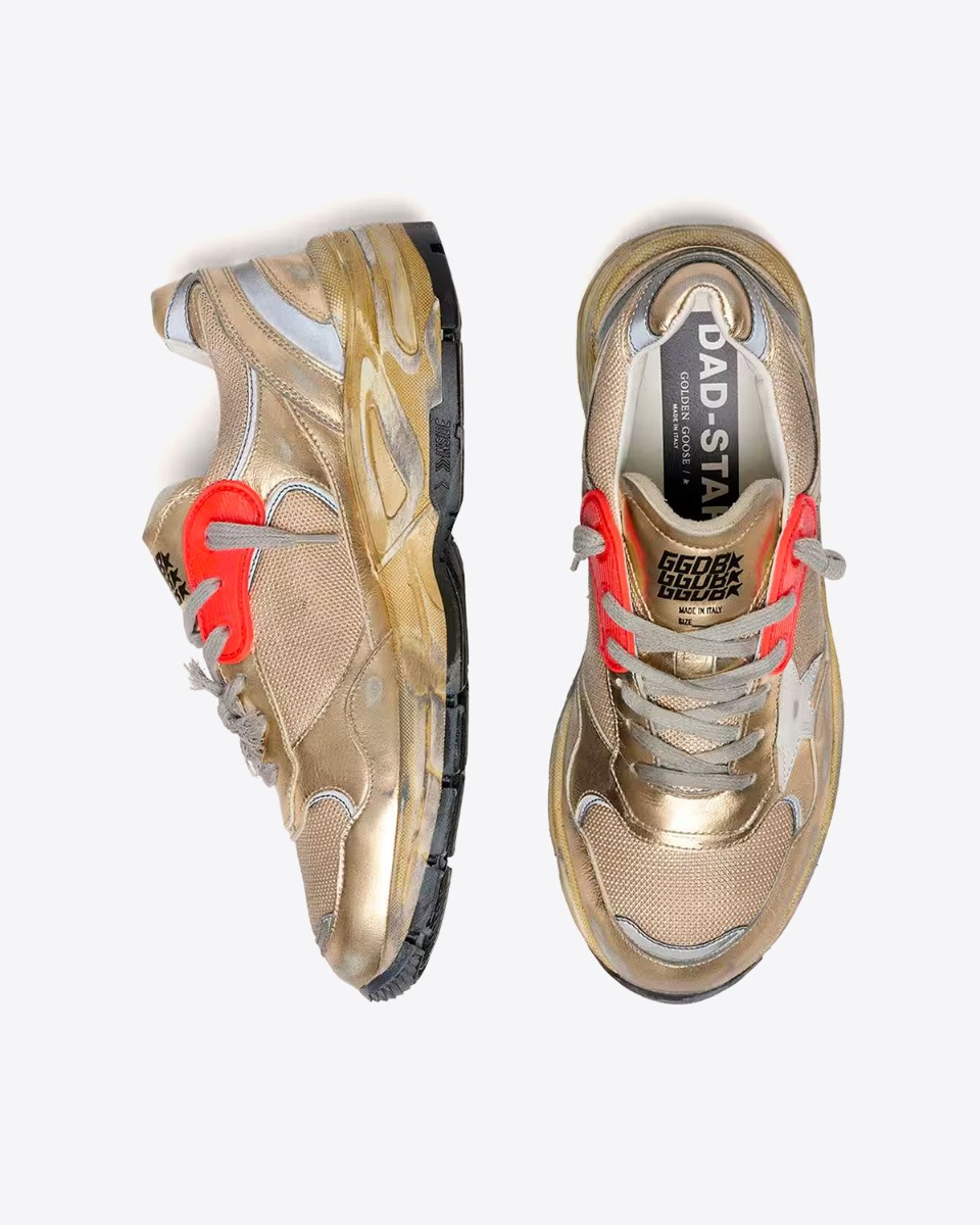 Sneakers Running Dad Star Golden Goose homme en cuir lam&eacute; et r&eacute;sille dor&eacute;, &eacute;toile en cuir lisse blanc cass&eacute;. Vue de haut.