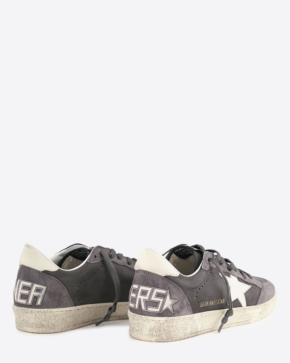 Sneakers Ball Star Golden Goose homme en cuir grain&eacute; et cuir su&eacute;d&eacute; gris anthracite, &eacute;toile et arri&egrave;re en cuir &eacute;cru. Vue de dos.