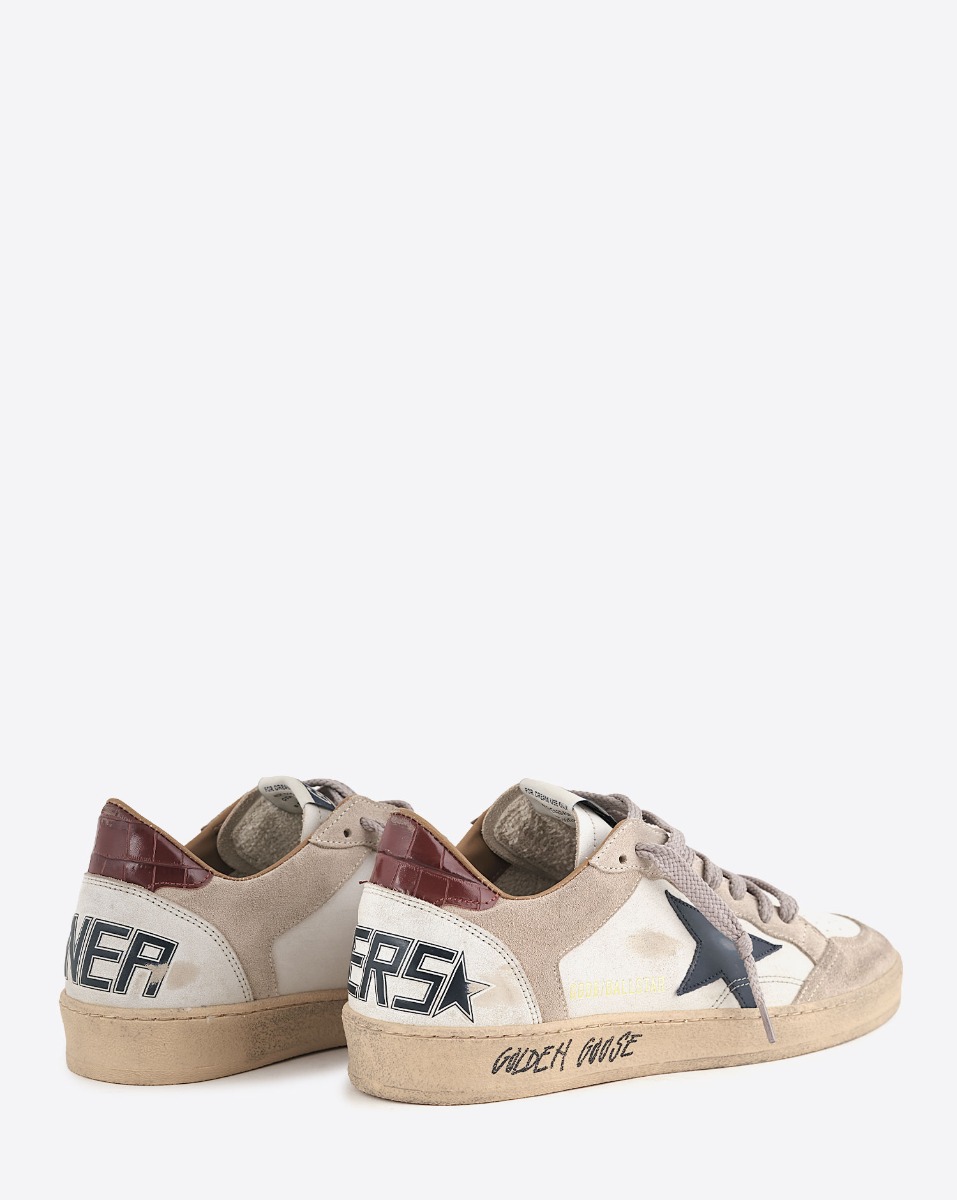 Sneakers Ball Star Golden Goose homme en cuir blanc, empi&egrave;cement en cuir su&eacute;d&eacute; beige, &eacute;toile en cuir noir us&eacute; volontairement, arri&egrave;re en cuir effet croco marron. D&eacute;tail de l'&eacute;criture effet graffiti " Golden Goose " sur la semelle.