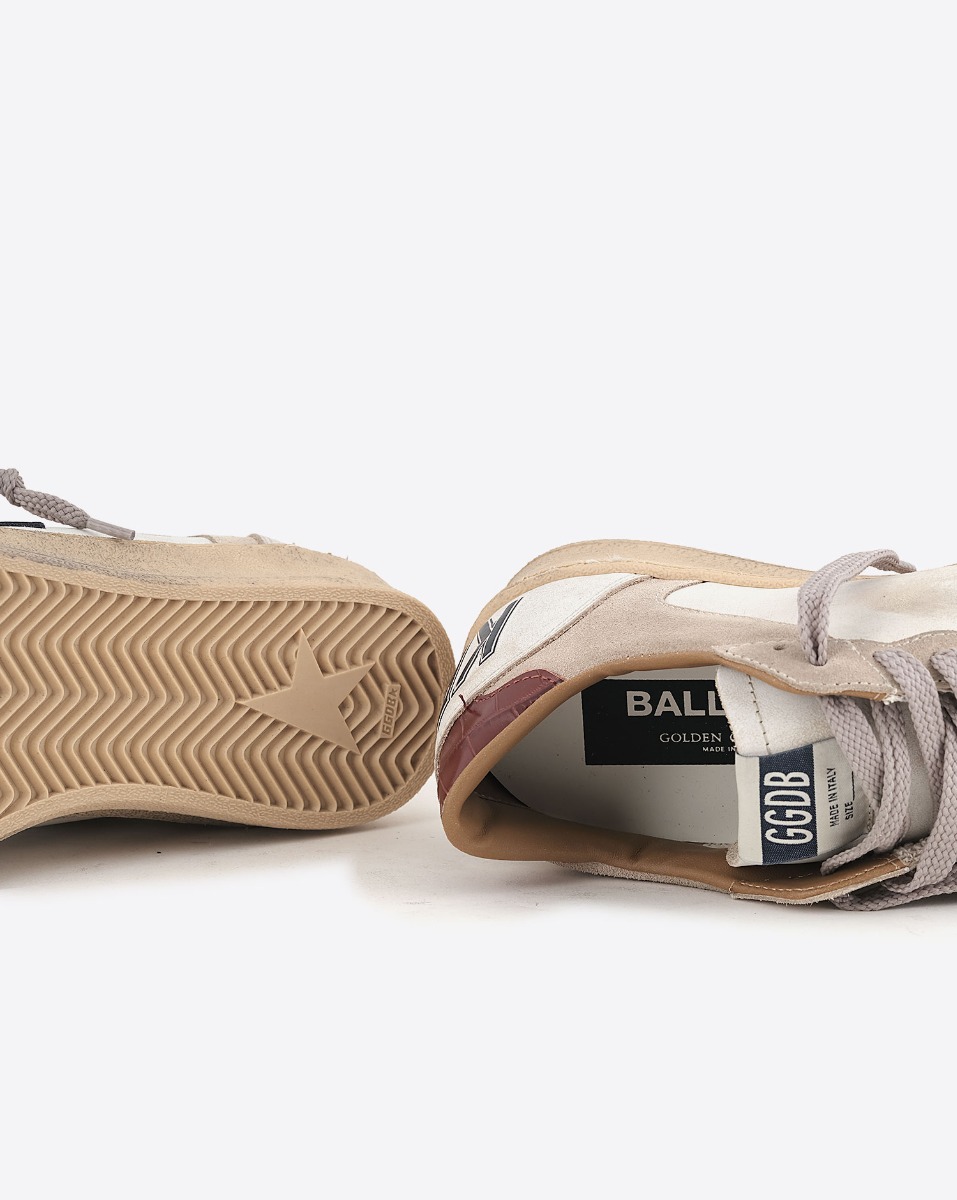 Sneakers Ball Star Golden Goose homme en cuir blanc, empi&egrave;cement en cuir su&eacute;d&eacute; beige, &eacute;toile en cuir noir us&eacute; volontairement, arri&egrave;re en cuir effet croco marron. D&eacute;tail de la semelle.