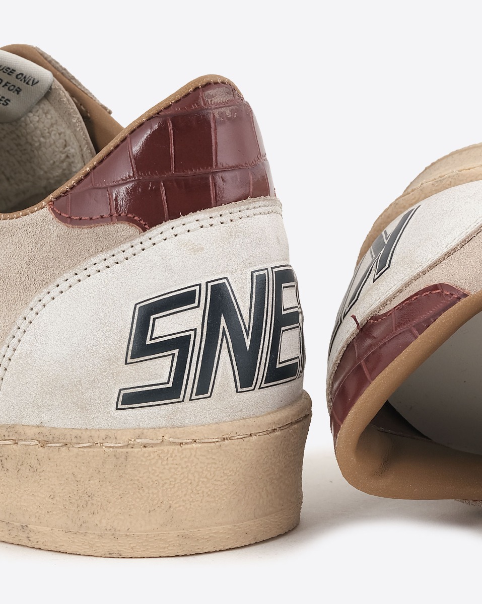 Sneakers Ball Star Golden Goose homme en cuir blanc, empi&egrave;cement en cuir su&eacute;d&eacute; beige, &eacute;toile en cuir noir us&eacute; volontairement, arri&egrave;re en cuir effet croco marron. D&eacute;tail de l'arri&egrave;re en cuir effet croco marron.