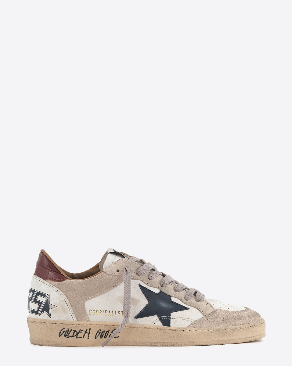 Sneakers Ball Star Golden Goose homme en cuir blanc, empi&egrave;cement en cuir su&eacute;d&eacute; beige, &eacute;toile en cuir noir us&eacute; volontairement, arri&egrave;re en cuir effet croco marron. Vue de profil.