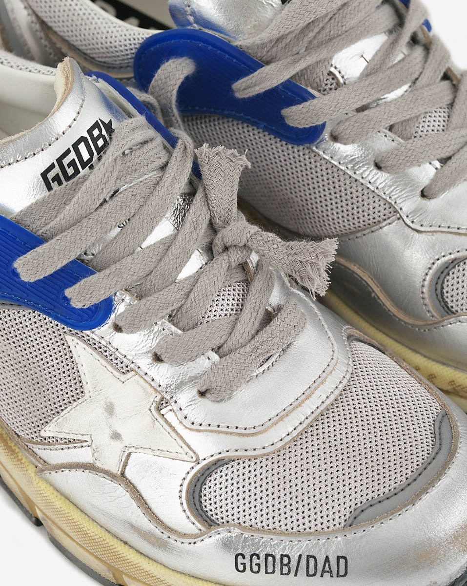 Sneakers Golden Goose homme Running Dad White Silver 70137. D&eacute;tails des lacets gris.