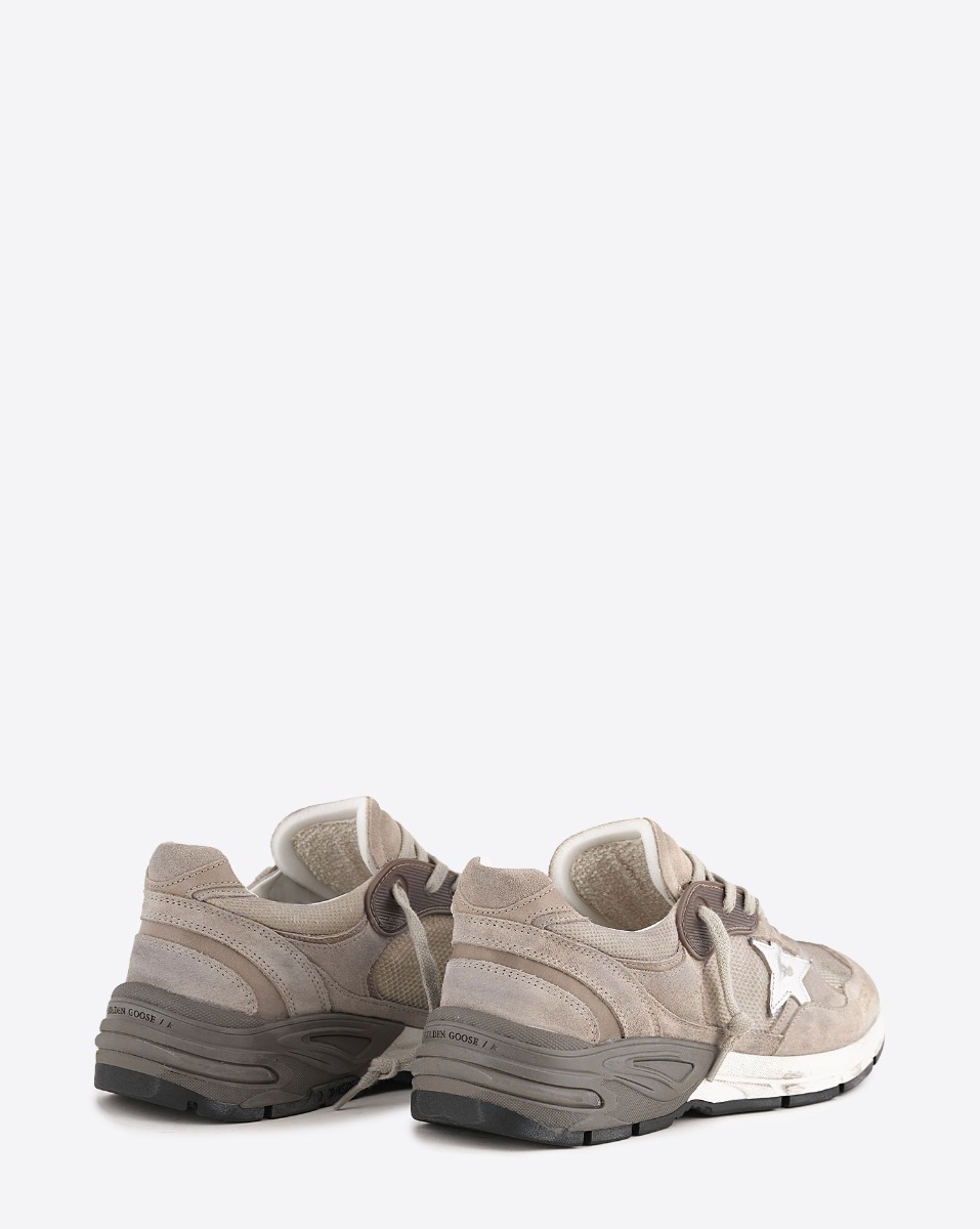 Sneakers Running Dad homme 15260 Golden Goose en cuir su&eacute;d&eacute; beige, taupe et &eacute;toile argent. Vue de dos.