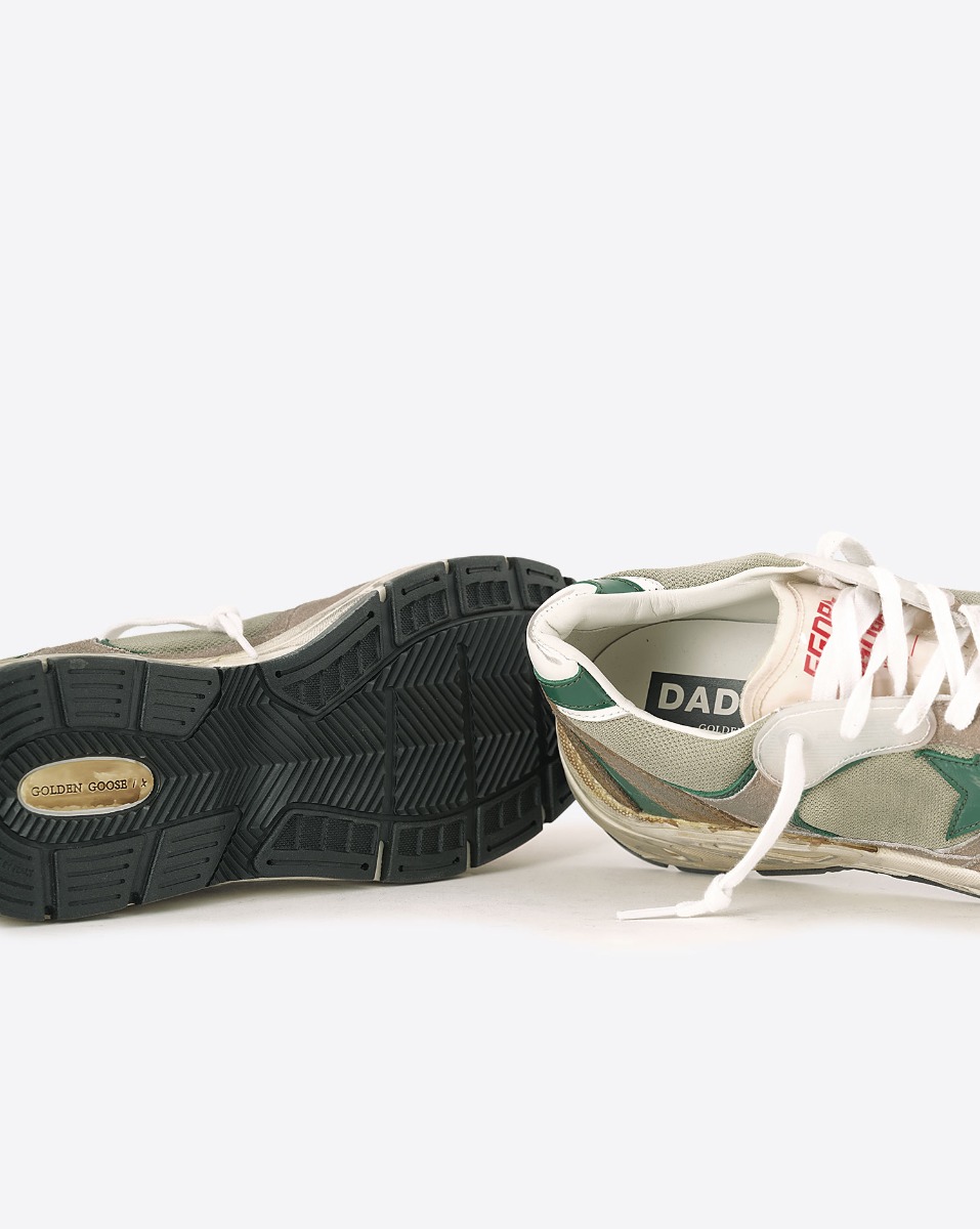 Sneakers Running Dad Golden Goose Homme multi-mati&egrave;res taupe, &eacute;toile verte. D&eacute;tail de la semelle.