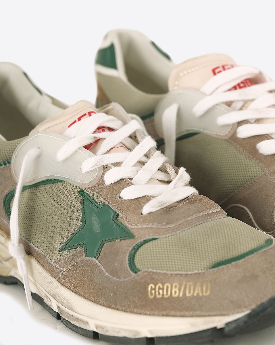 Sneakers Running Dad Golden Goose Homme multi-mati&egrave;res taupe, &eacute;toile verte. D&eacute;tails mati&egrave;res.