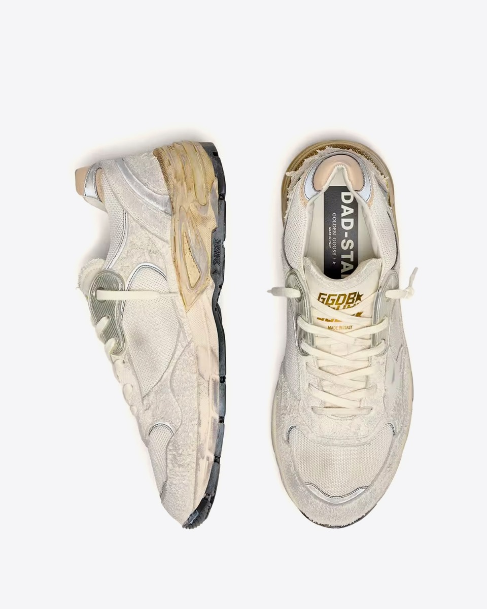 Sneakers Running Dad &eacute;cru &eacute;toile argent Golden Goose pour homme. Vue de face et de profil.