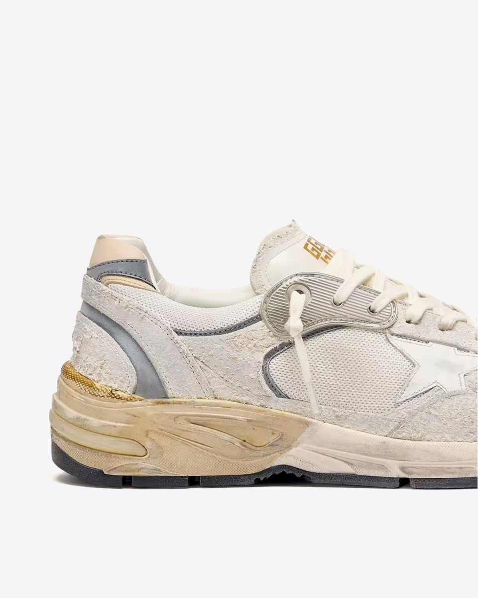 Sneakers Running Dad &eacute;cru &eacute;toile argent Golden Goose pour homme. D&eacute;tail de la semelle dor&eacute;e.