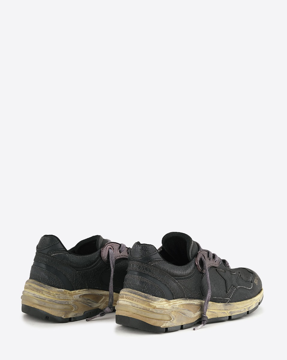 Sneakers Running Dad Golden Goose homme en cuir craquel&eacute; noir, &eacute;toile noire. Vue de dos.