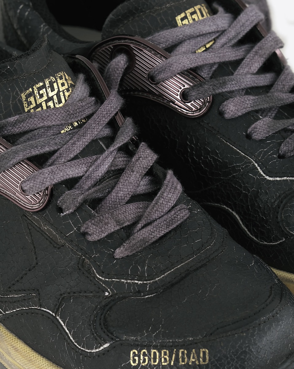 Sneakers Running Dad Golden Goose homme en cuir craquel&eacute; noir, &eacute;toile noire. D&eacute;tails des lacets noirs et du cuir craquel&eacute; noir.