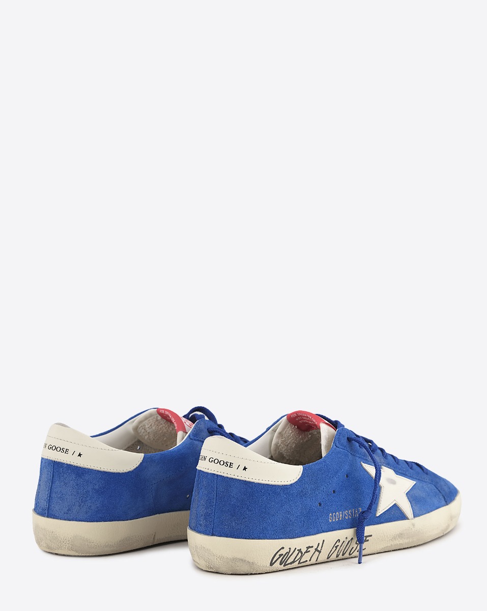 Sneakers Superstar Golden Goose homme en cuir su&eacute;d&eacute; bleu, &eacute;toile blanche, arri&egrave;re en cuir blanc. Vue de dos.