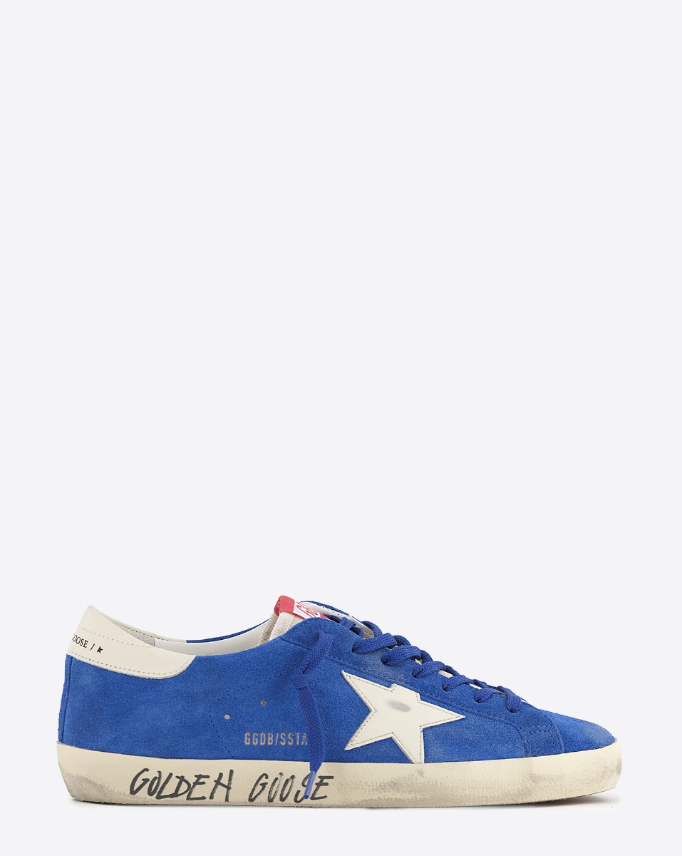 Sneakers Superstar Golden Goose homme en cuir su&eacute;d&eacute; bleu, &eacute;toile blanche, arri&egrave;re en cuir blanc. Vue de profil.