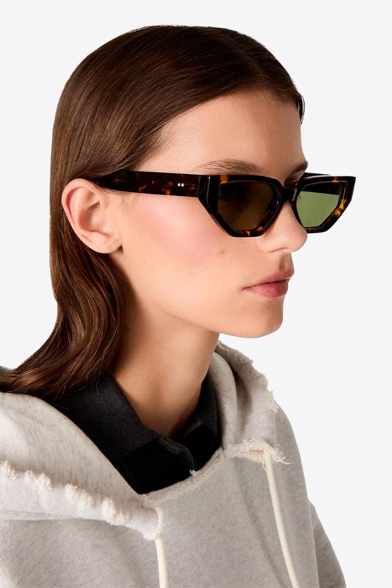 Lunettes de soleil Jackie Golden Goose unisexe, monture Havane, port&eacute;es de profil par une femme.