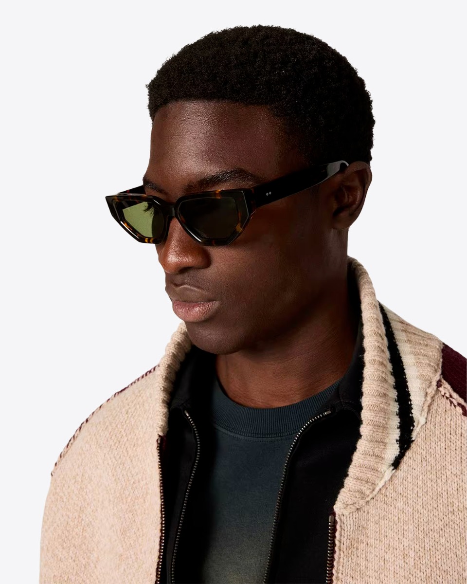Lunettes de soleil Jackie Golden Goose unisexe, monture Havane, port&eacute;es de profil par un homme.