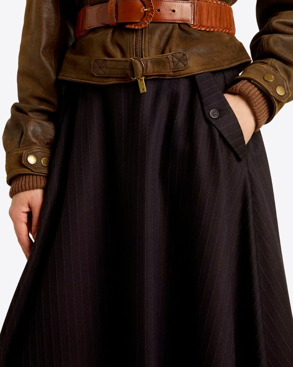 Jupe Midi Circle Golden Goose en laine vierge bleu nuit &agrave; rayures. D&eacute;tail de la poche &agrave; rabat. 