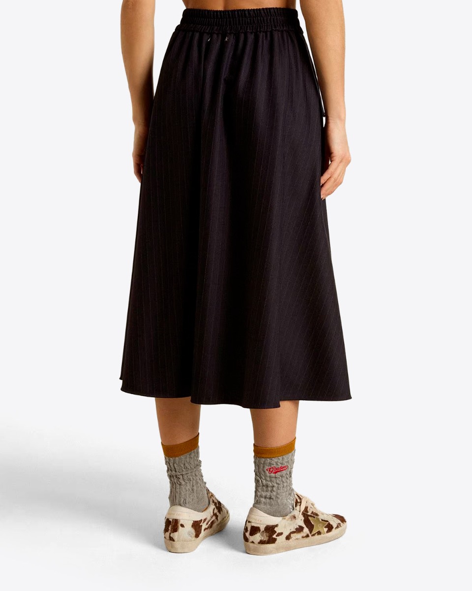 Jupe Midi Circle Golden Goose en laine vierge bleu nuit &agrave; rayures port&eacute;e de dos.