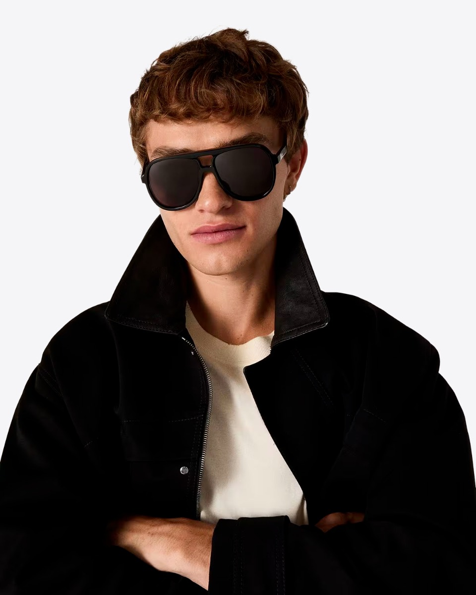 Lunettes de soleil Charlie Golden Goose unisexe. Montures aviateur noires, port&eacute;es de face par un homme.
