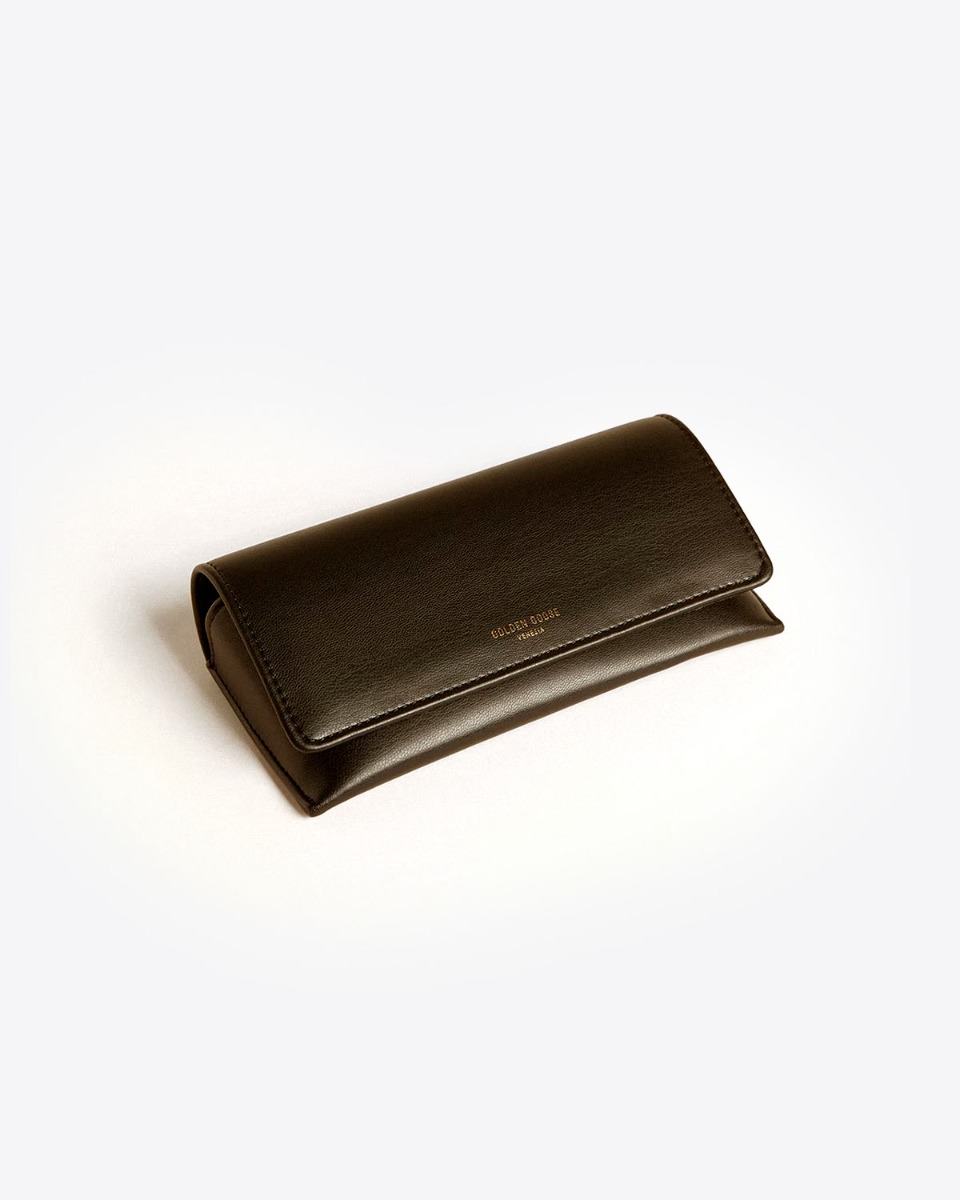 Pochettes en cuir noir pour les lunettes de soleil Golden Goose.