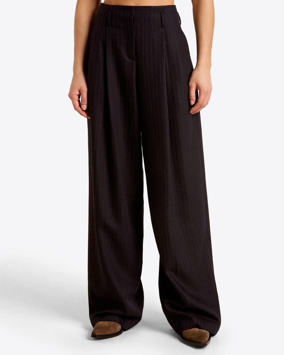 Pantalon Flavia Golden Goose en laine vierge bleu nuit à rayures porté de face.