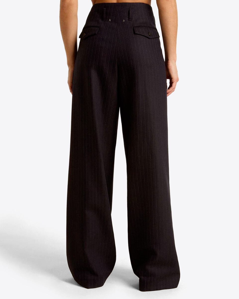 Pantalon Flavia Golden Goose en laine vierge bleu nuit à rayures porté de dos.