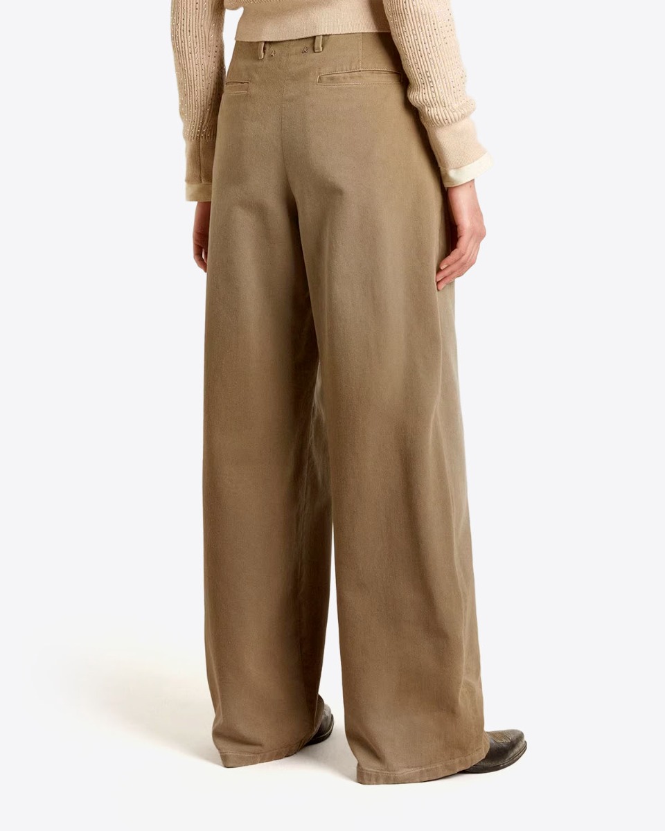 Pantalon Flavia Golden Goose Femme en coton kaki. Porté de dos.