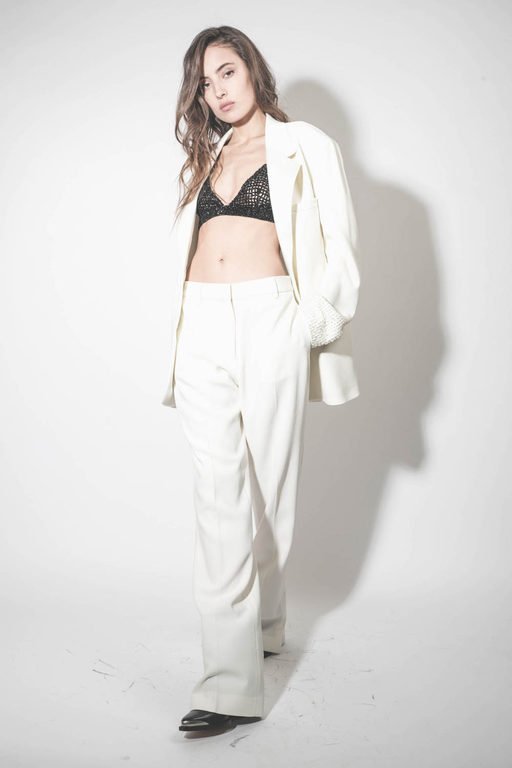 Produit Pantalon droit fluide en viscose et laine écru Melissa Golden Goose. Porté avec un soutien-gorge noir brodé. 