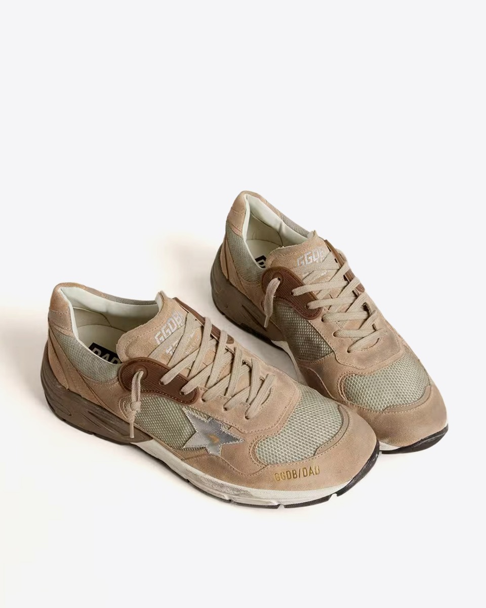 Sneakers Running Dad homme 15260 Golden Goose en cuir su&eacute;d&eacute; beige, taupe et &eacute;toile argent. Vue de face.