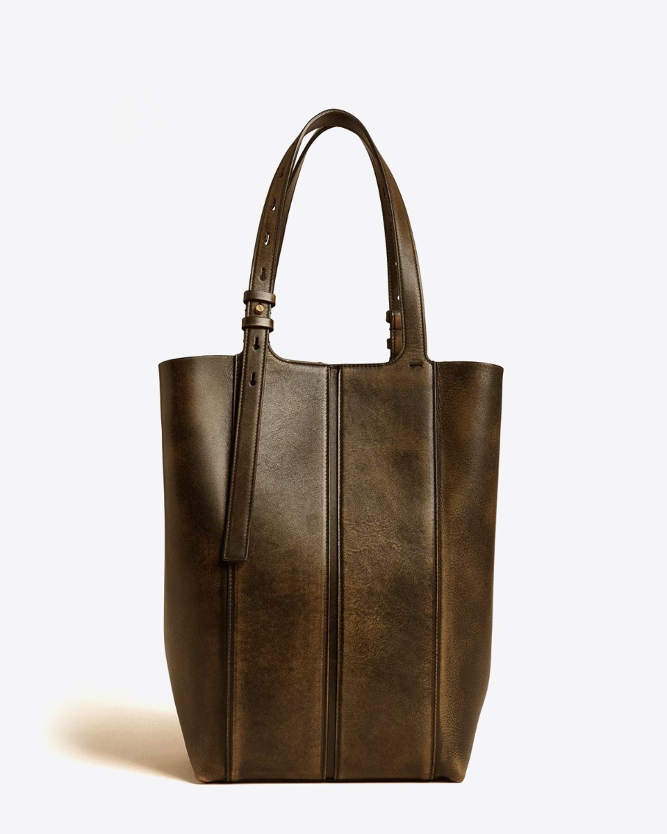 Sac 24/7 nord sud Golden Goose en cuir usé noir bandoulière réglable. Porté main ou épaule. Vue de dos.