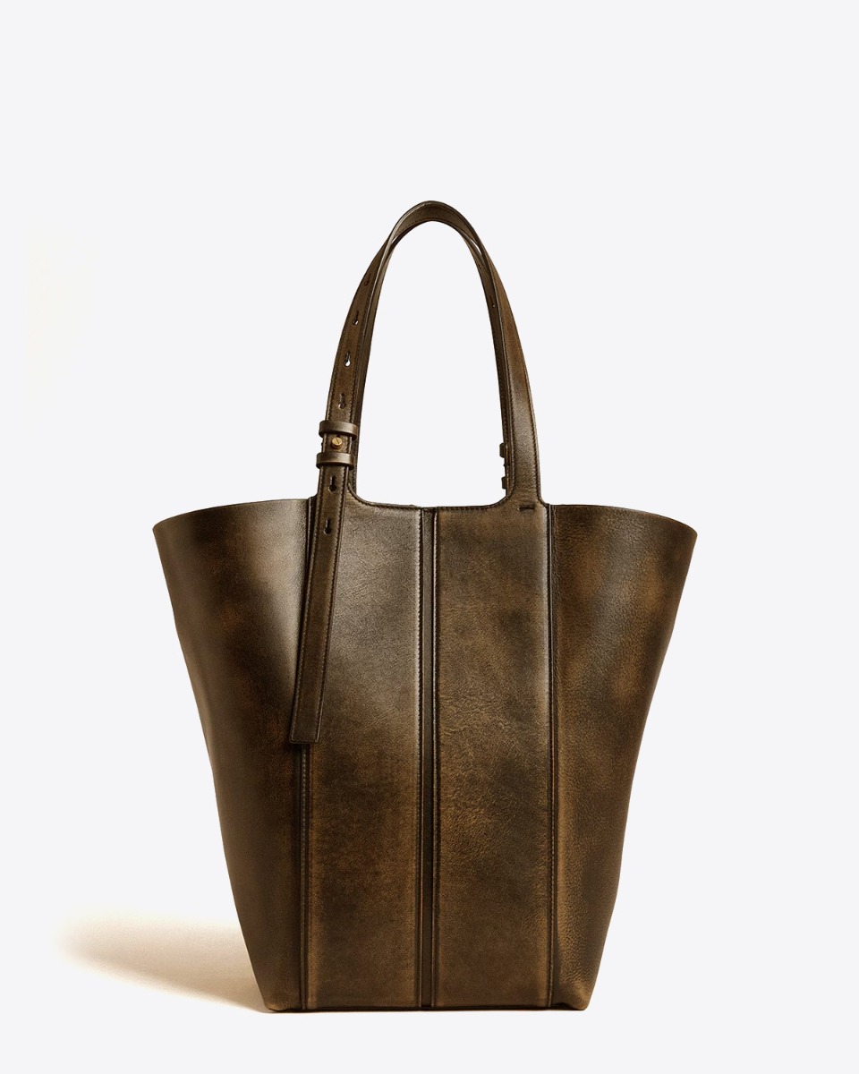 Sac 24/7 nord sud Golden Goose en cuir usé noir bandoulière réglable. Porté main ou épaule. Vue de dos avec les côtés ouverts. 