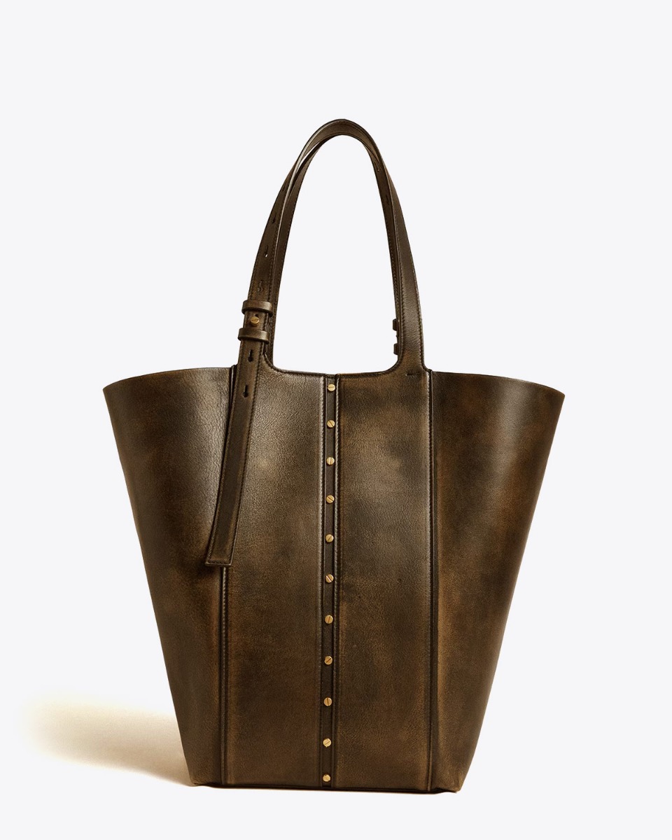 Sac 24/7 nord sud Golden Goose en cuir usé noir bandoulière réglable. Porté main ou épaule. Vue de face côtés ouverts.