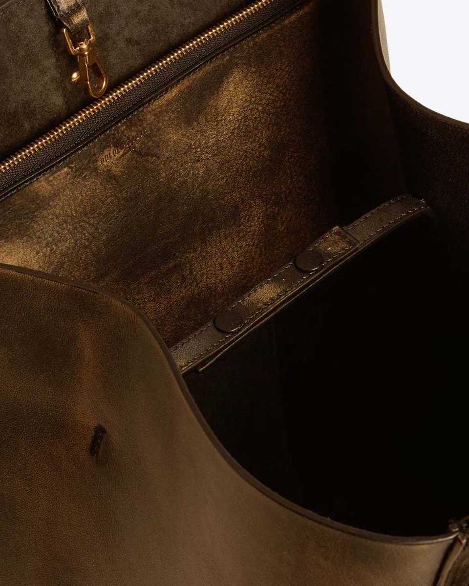 Sac 24/7 nord sud Golden Goose en cuir usé noir bandoulière réglable. Porté main ou épaule. Vue de l'intérieur avec la pochette en cuir amovible et les pattes de réglage et fermeture.