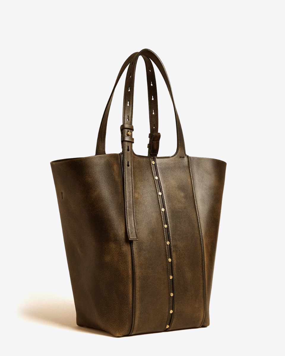 Sac 24/7 nord sud Golden Goose en cuir usé noir bandoulière réglable. Porté main ou épaule. Vue de profil avec les côtés ouverts.