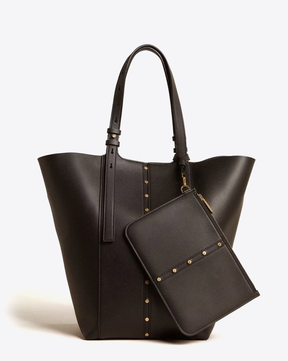 Sac shopping 24/7 Nord Sud Golden Goose en cuir noir. Vue de face avec les côtés ouverts et la pochette amovible en cuir.