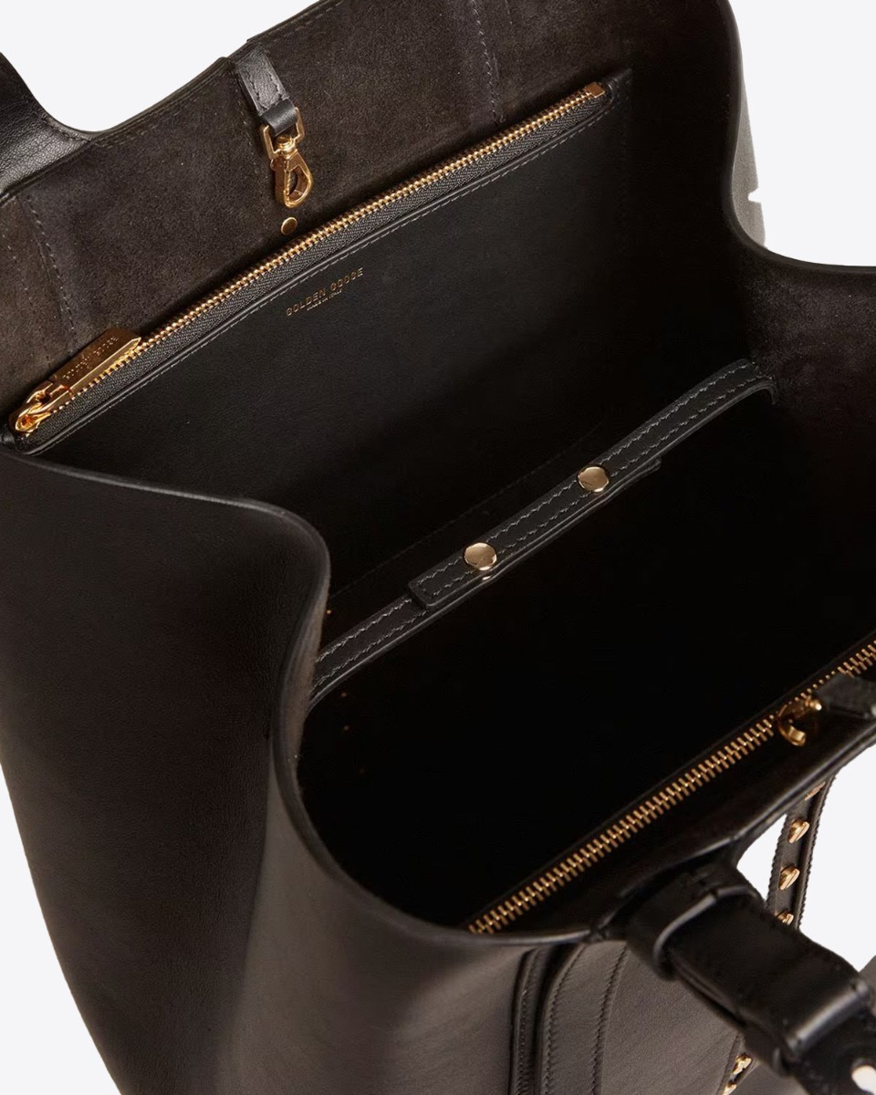 Sac shopping 24/7 Nord Sud Golden Goose en cuir noir. Vue de l'intérieur du sac avec la pochette amovible et les pattes de serrage et de fermeture. 
