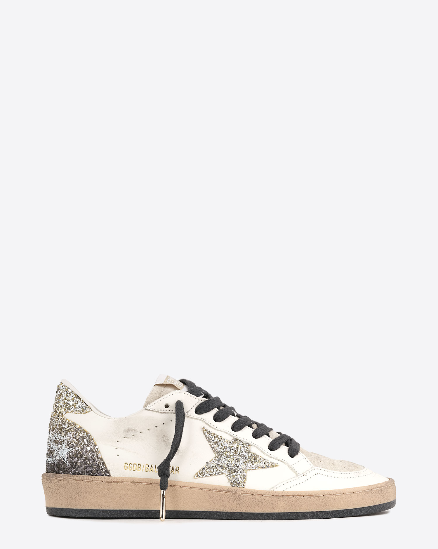 Sneakers en cuir blanc usé languette en cuir suédé écru lacets noirs arrière et étoile à paillettes argentées dégradées Ball Star Golden Goose femme. Profil.