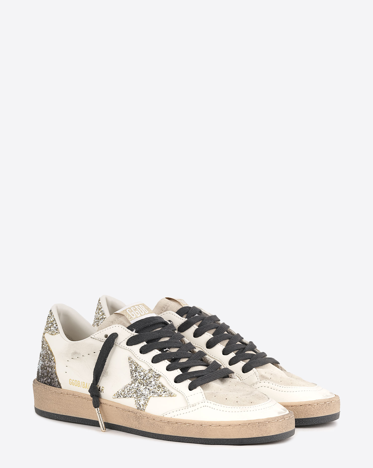 Produit Sneakers en cuir blanc usé languette en cuir suédé écru lacets noirs arrière et étoile à paillettes argentées dégradées Ball Star Golden Goose femme. Face.