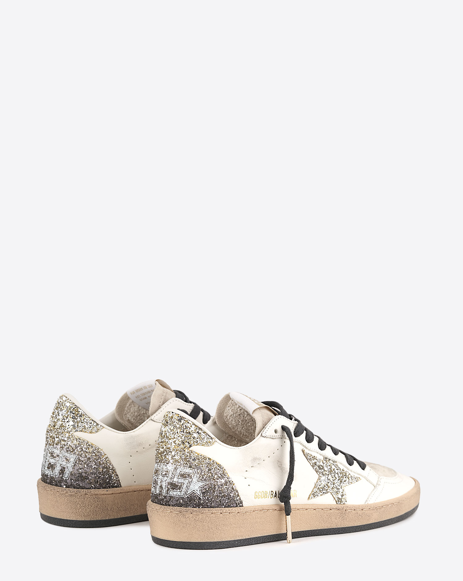 Sneakers en cuir blanc usé languette en cuir suédé écru lacets noirs arrière et étoile à paillettes argentées dégradées Ball Star Golden Goose femme. Dos.