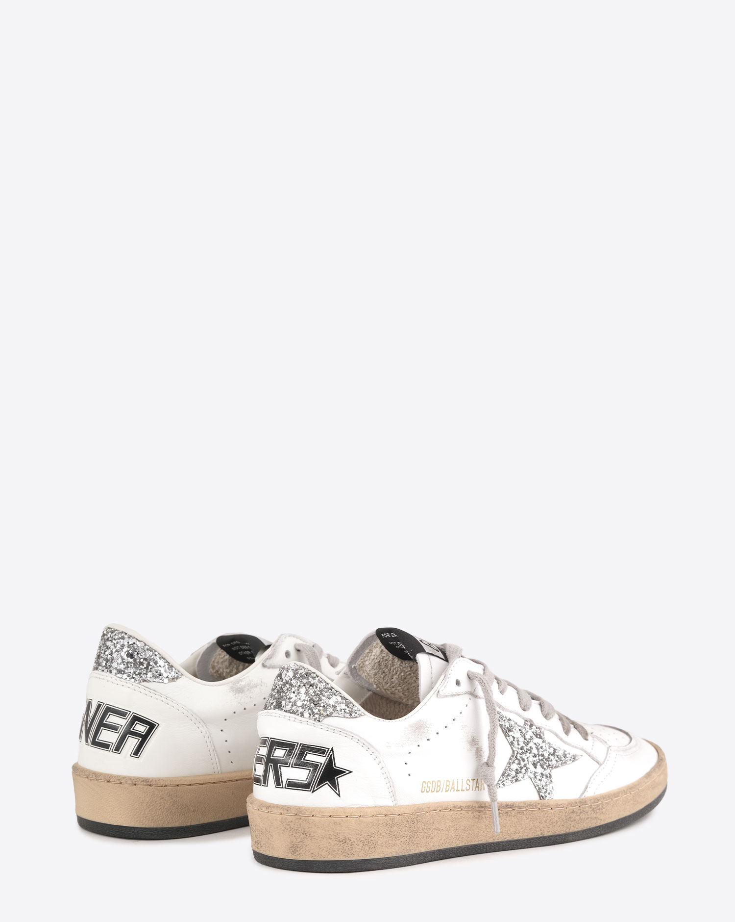 Sneakers en cuir blanc étoile et arrière à paillettes argentées Ball Star Golden Goose femme. Dos. Détail du logo sneakers en lettres noires à l'arrière. 