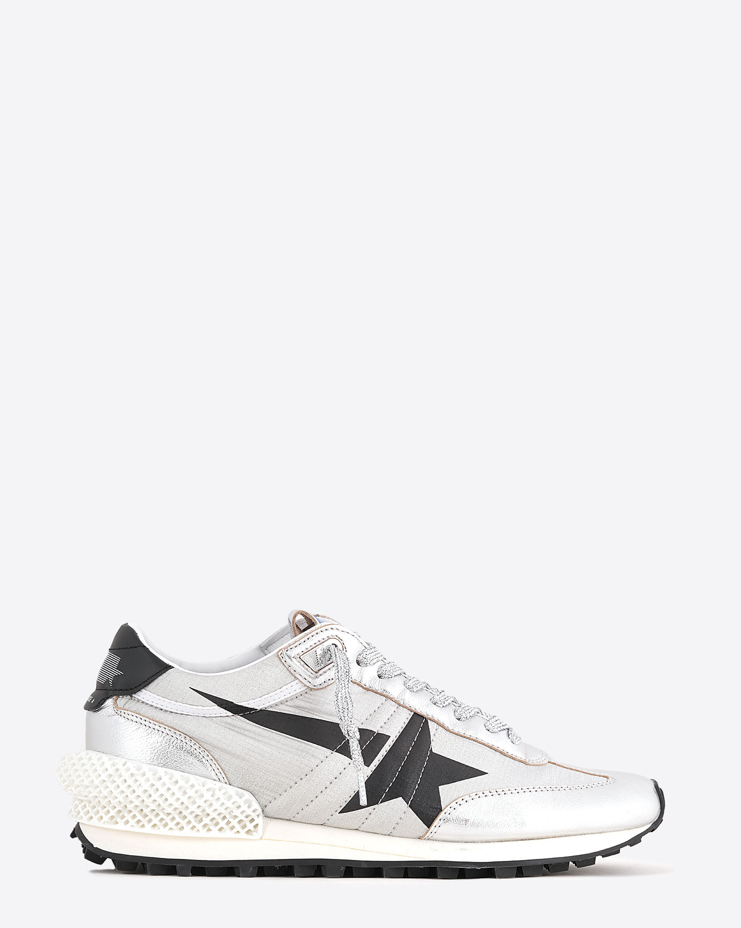 Produit Sneakers en nylon argent renfort en cuir argent étoile filante noire su le côté, arrière en cuir noir Marathon Golden Goose femme. Profil.
