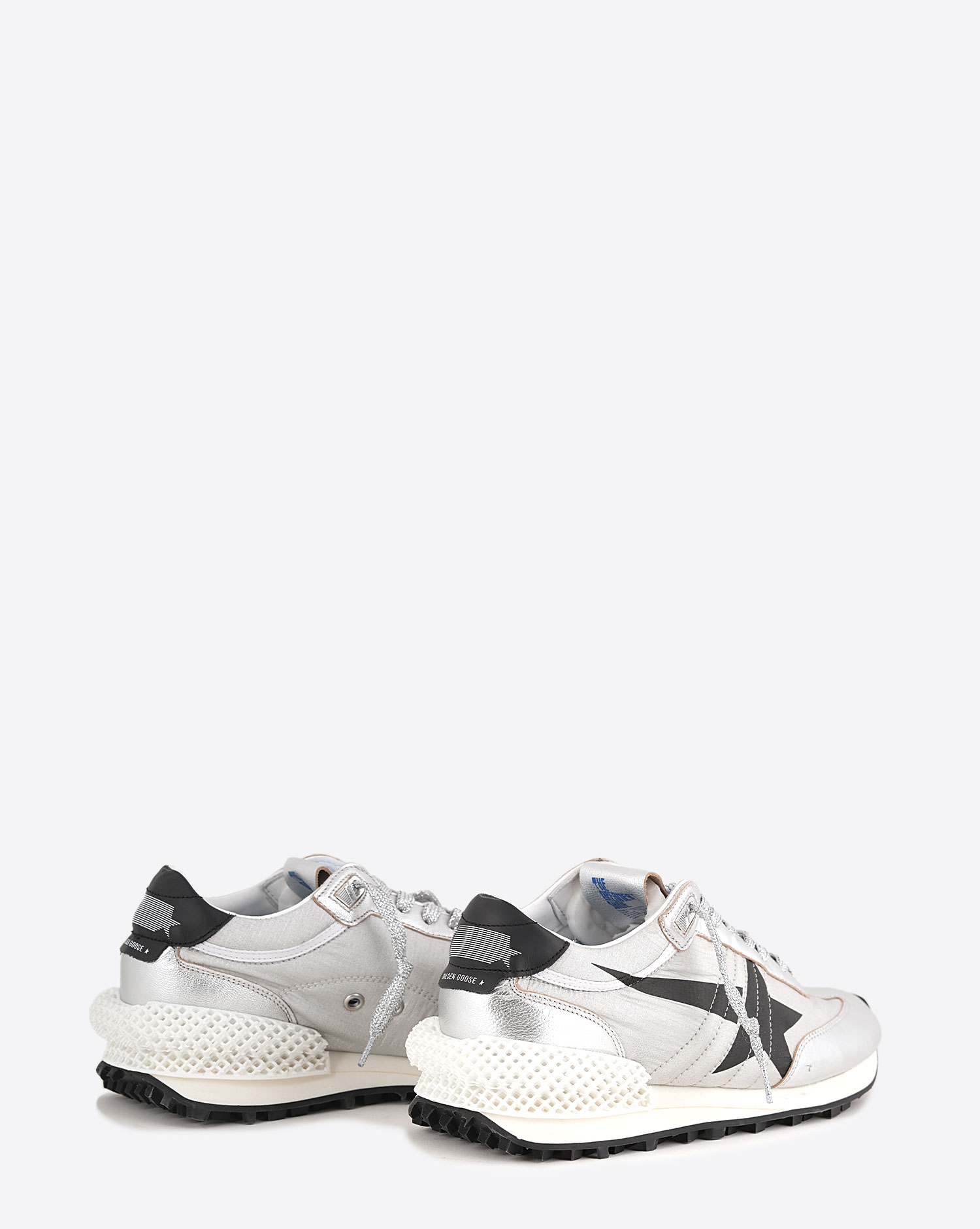 Sneakers en nylon argent renfort en cuir argent étoile filante noire su le côté, arrière en cuir noir Marathon Golden Goose femme. Dos.