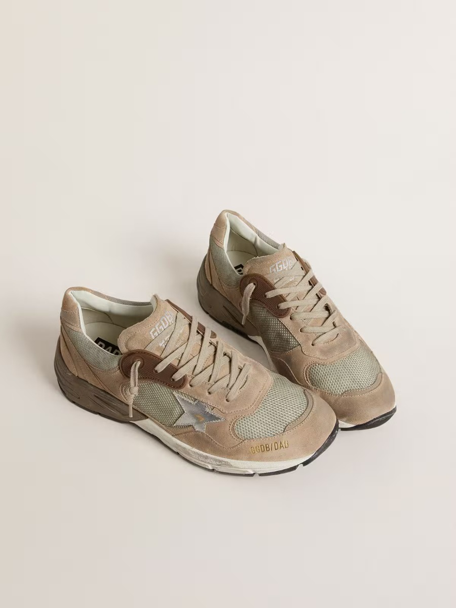 Sneakers Running Dad homme 15260 Golden Goose en cuir suédé beige, taupe et étoile argent. Vue de face.